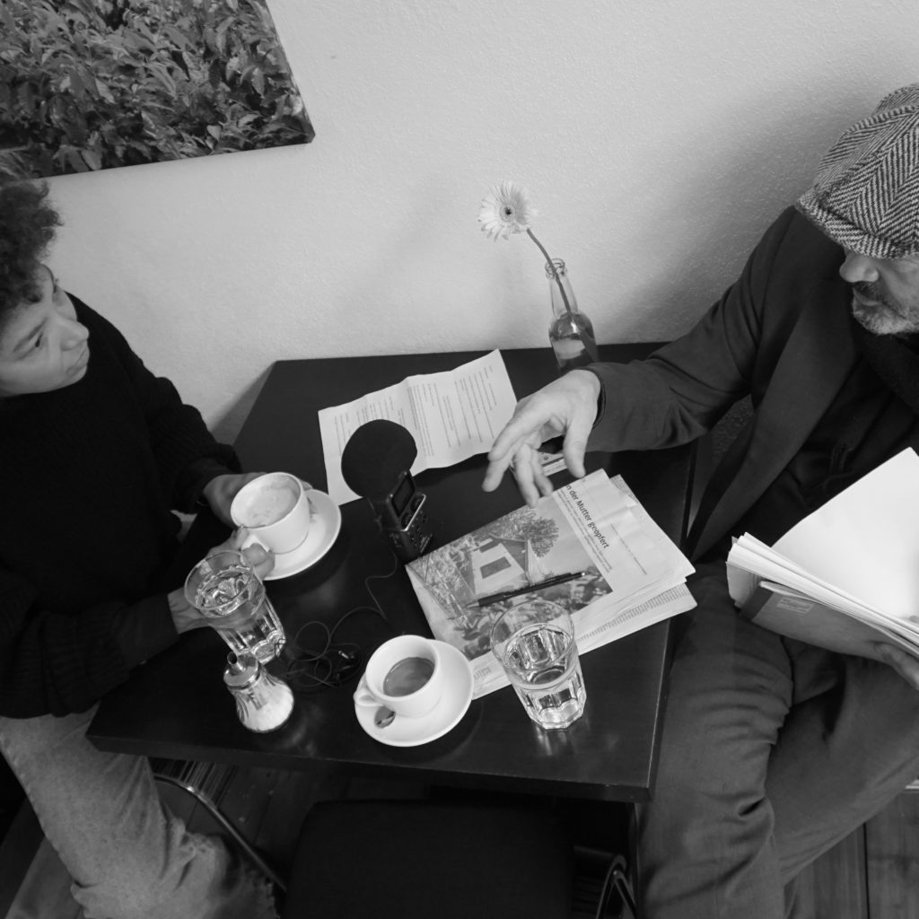 Lisa & Jürgen am Kaffeehaustisch nehmen den Podcast auf